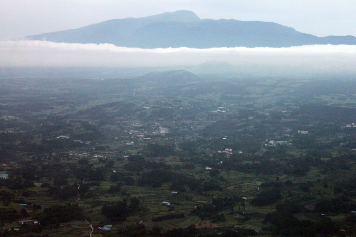 2구름 낀 한라산.jpg