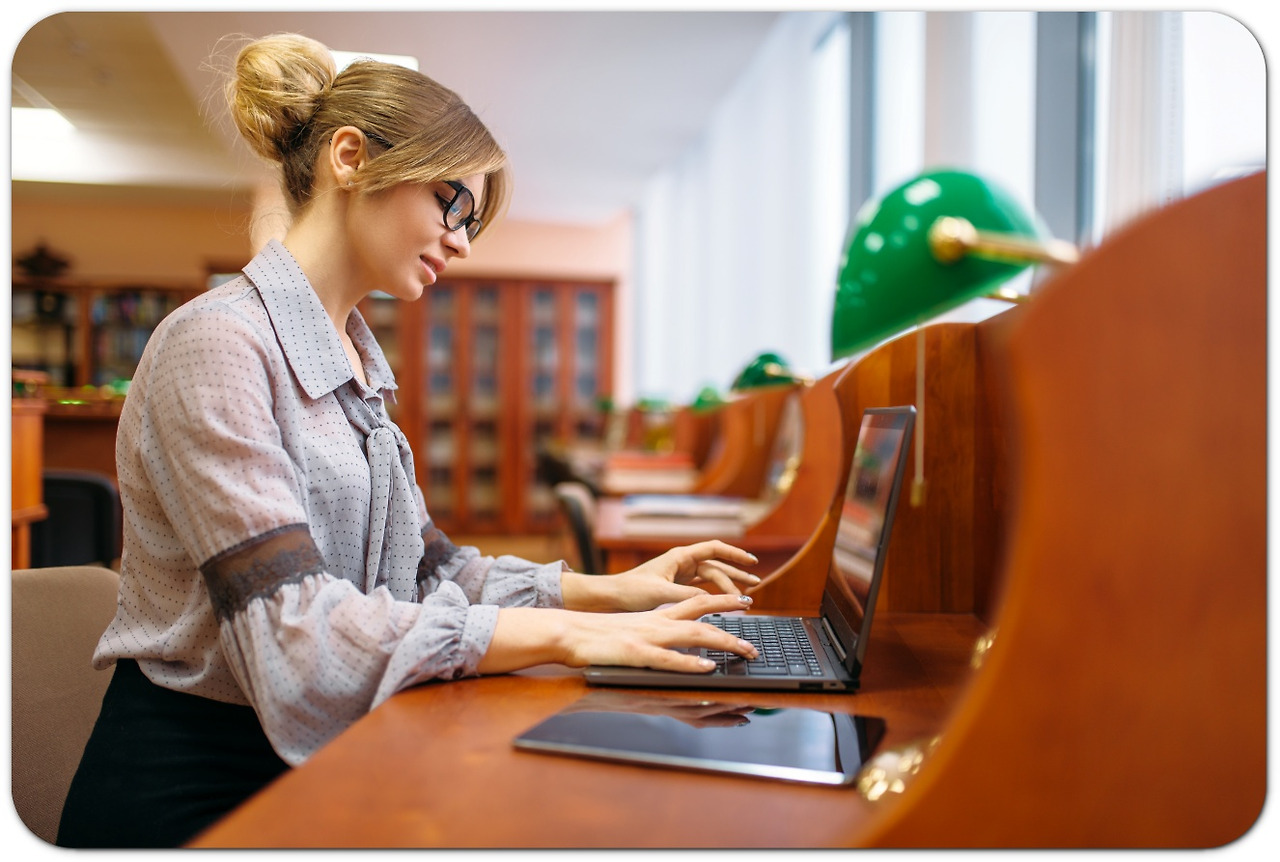 도서관-노트북-사용하는-금발-여성.jpg