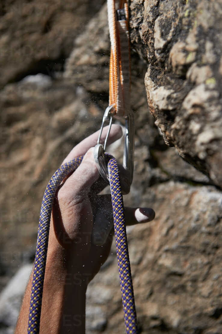 rock-climber-securing-harness-clip-CUF48898.jpg