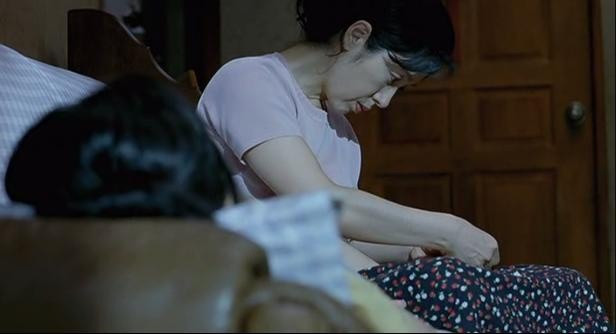 발톱도 지 아빠 닮아 디게 못 생겼네.jpg