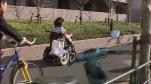 홀로 거리를 걷는 조제.jpg