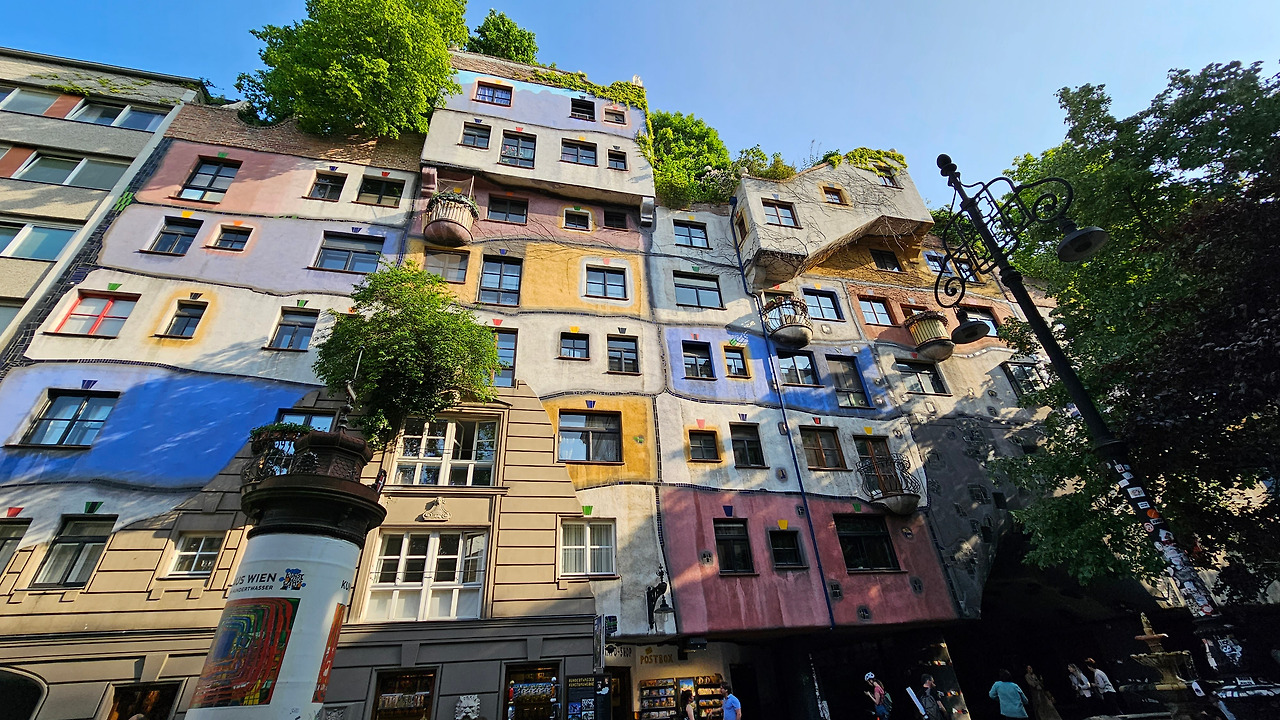 훈데르트바서하우스.jpg