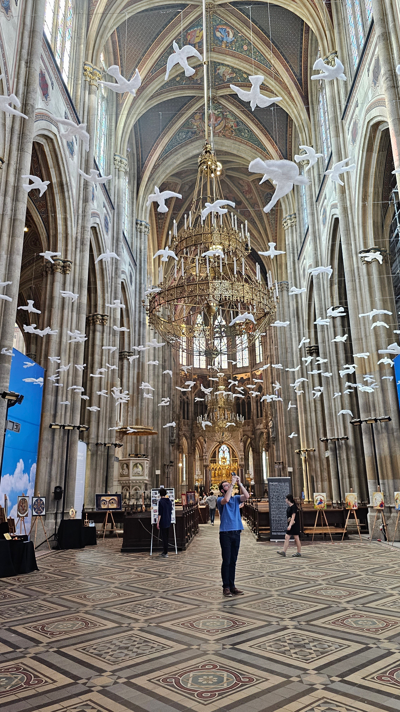 전시회가 열린 보티프교회.jpg