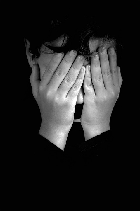 cover-your-face-with-your-hands-6599123_960_720.jpg