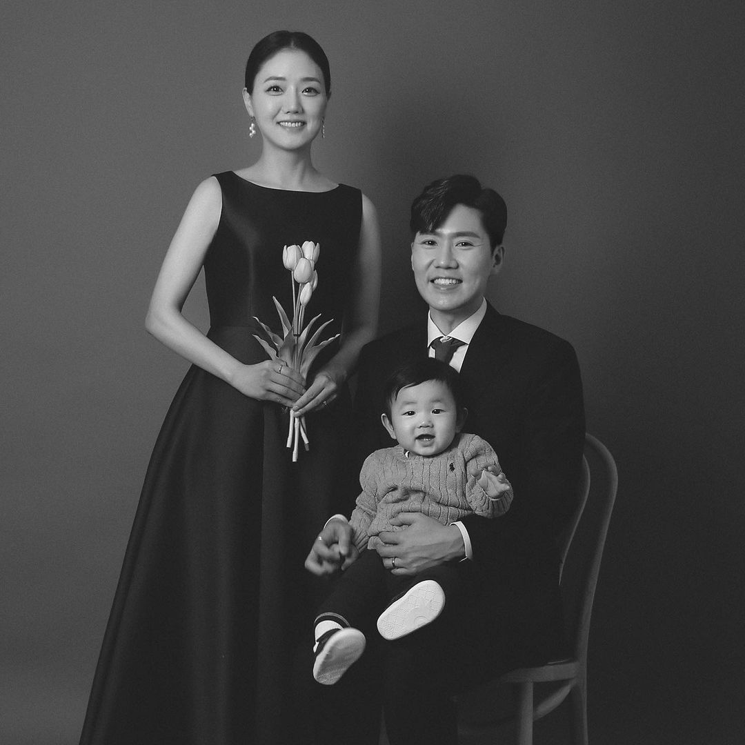 행복해서 웃는 게 아니라, 웃어서 행복한겁니다. 예능에서 본 말이 대학생이었던 나를 억지로라도 웃게 했다. 그 후, 아나운서를 준비할 때는 일부러 웃으며 매일 셀카를 찍어서 입꼬리를 올렸다. 아침 라디오를 진행할 때는 시작하기 전에 입을 크게 벌리고 싱긋 웃는 표정을 지었다. 그 덕분일까. 대학생 때보다 아나운서로 일하고 결혼을 하면서 인상이 조금씩 부드러워졌다. 그리고 그 이상으로 .jpg