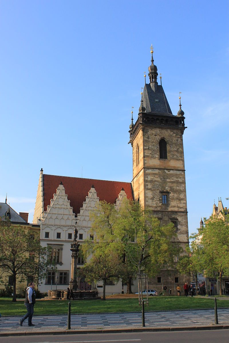 800px-Prague_Praha_2014_Holmstad_-_Det_nye_rådhuset_-_Navomestska_Radnice_-_The_New_Town_Hall_-_Nove_Mesto_-_First_defenestration.jpg