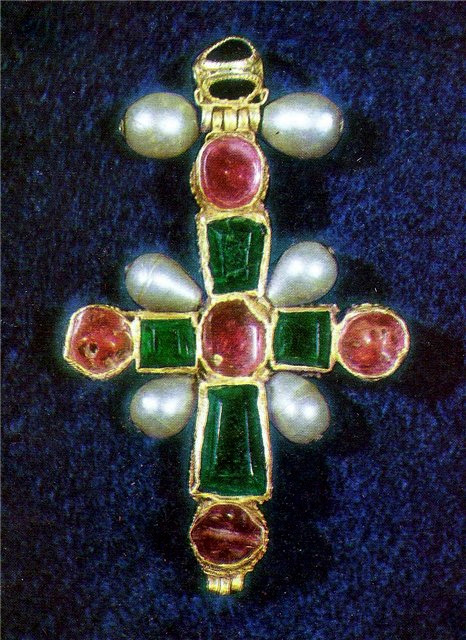 The_XIIc._cross_of_Queen_Tamara_of_Georgia_-_Gold,_rubies,_emerald_and_pearls.jpg