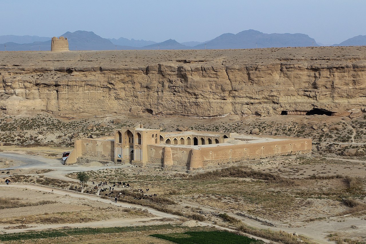 1280px-Izadkhvast_Caravanserai_01.jpg