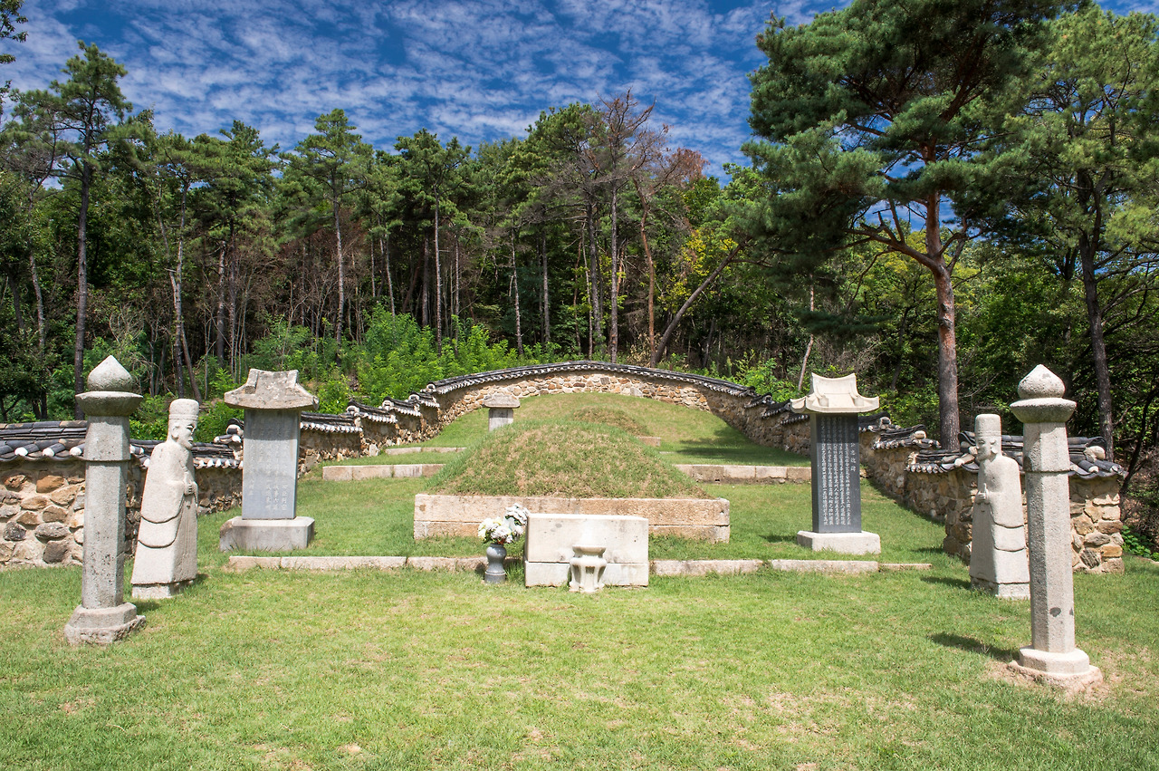 encykorea-고양 최영 장군 묘 정면.jpg