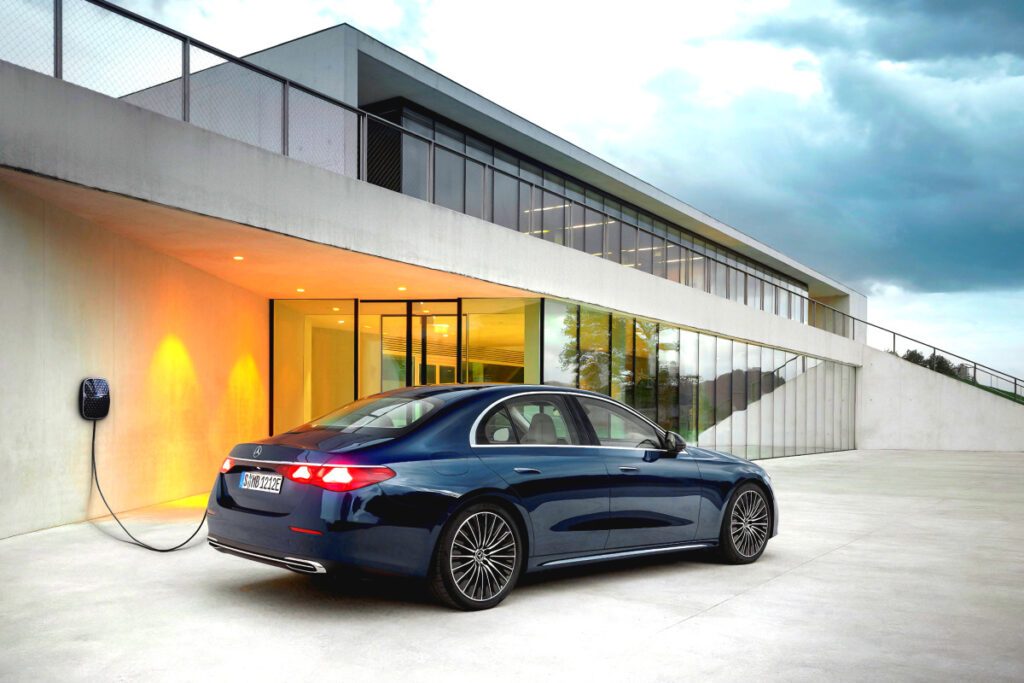 Benz-unveils-new-E-Class-PHEV-6-1024x683.jpg