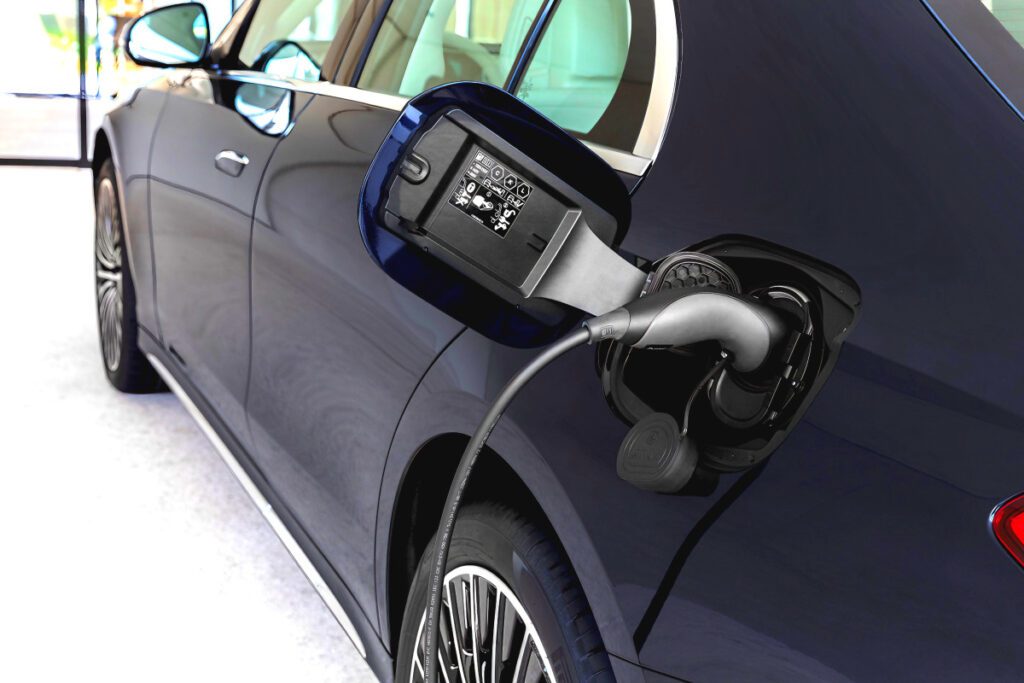 Benz-unveils-new-E-Class-PHEV-5-1024x683.jpg