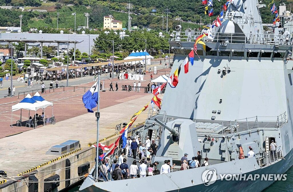 South-Koreas-Navy-Showed-Off-Its-Power-at-the-Fleet-Review004-1024x673.jpg
