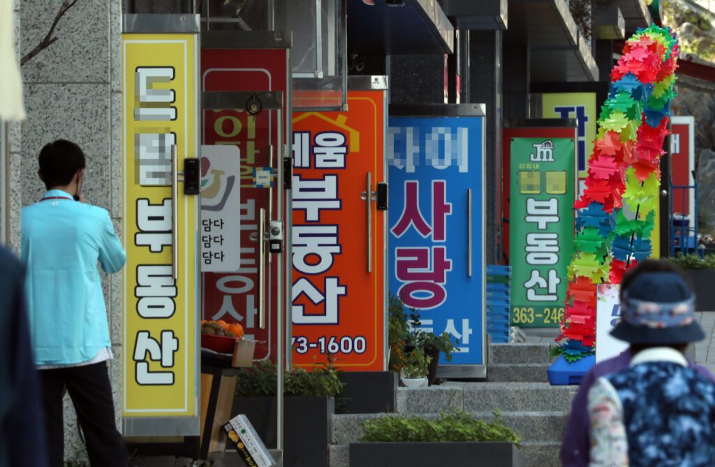 Seoul-housing-prices-surpass-1-billion-KRW1-1024x668.jpg