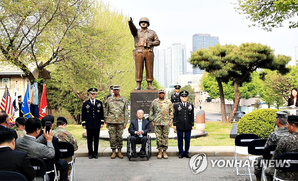 Descendants-of-Korean-War-Hero-General-Walker-Visit-Korea003.jpg