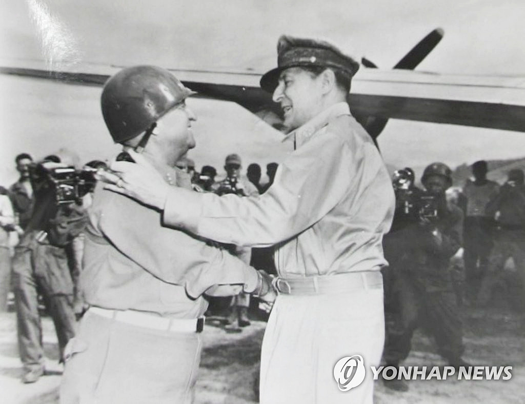 Descendants-of-Korean-War-Hero-General-Walker-Visit-Korea001.jpg