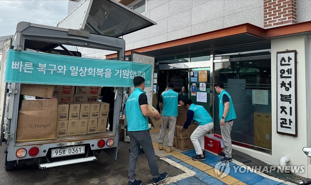 A-series-of-volunteer-donations-from-heavy-rain-damage-3-1024x610.jpg