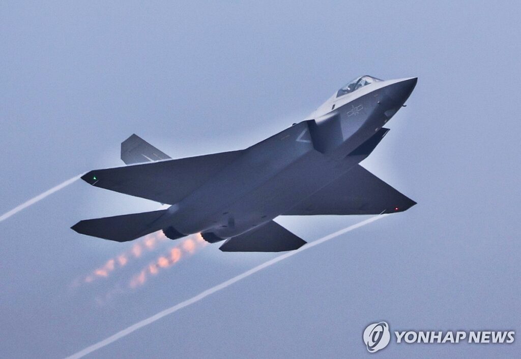 Chinese-J-35-fighter-jets-unveiled003-1024x707.jpg