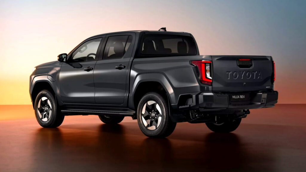 New-Hilux-unveiled3-1024x576.jpg