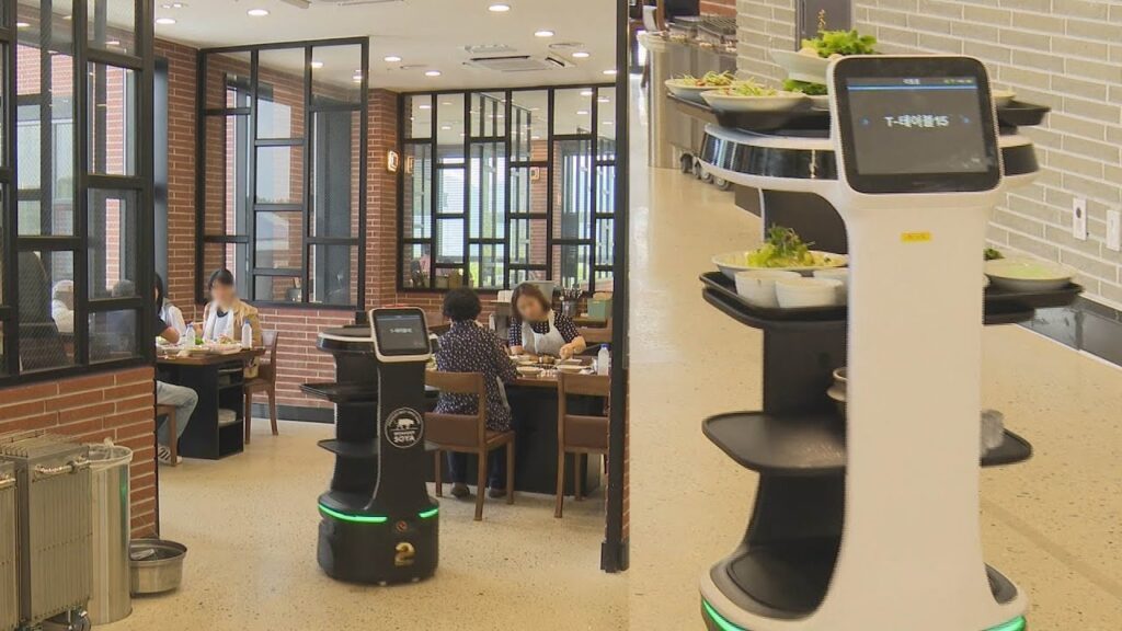 Chinese-serving-robot-2-1024x576.jpg