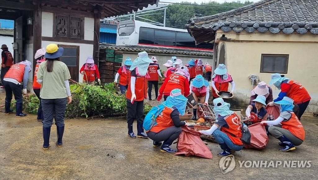 A-series-of-volunteer-donations-from-heavy-rain-damage-2-1024x582.jpg