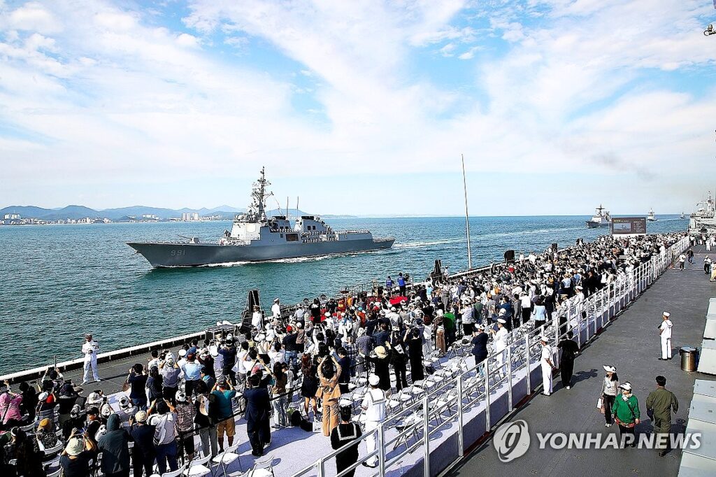 South-Koreas-Navy-Showed-Off-Its-Power-at-the-Fleet-Review003-1024x682.jpg