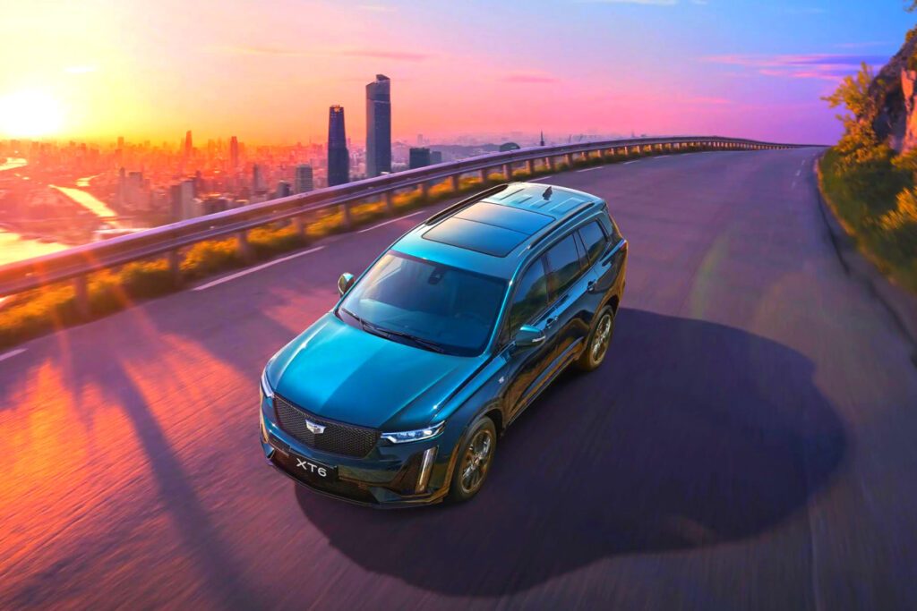 Cadillac-2025-XT6-unveiled-1024x683.jpg