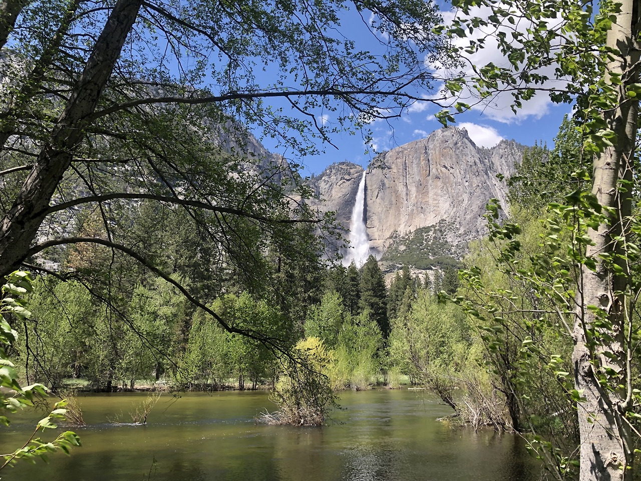 요세미티 폭포와 호수.jpg