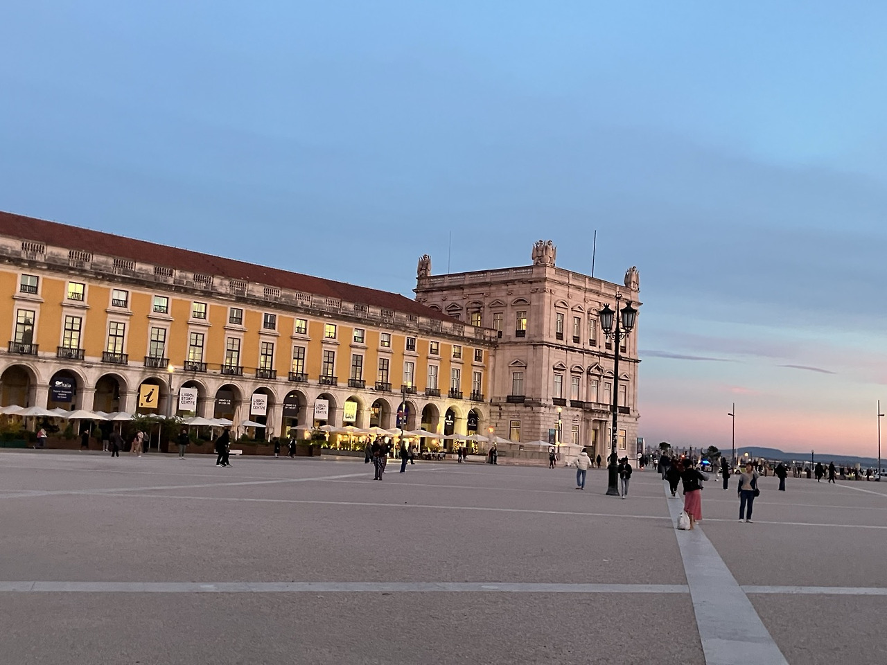 광장과 건물.jpg