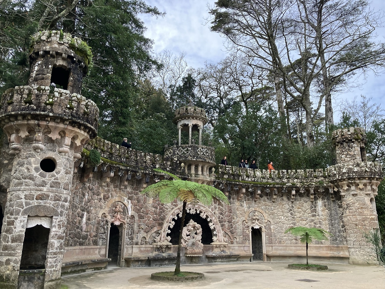 라갈레아 저택 성벽.jpg