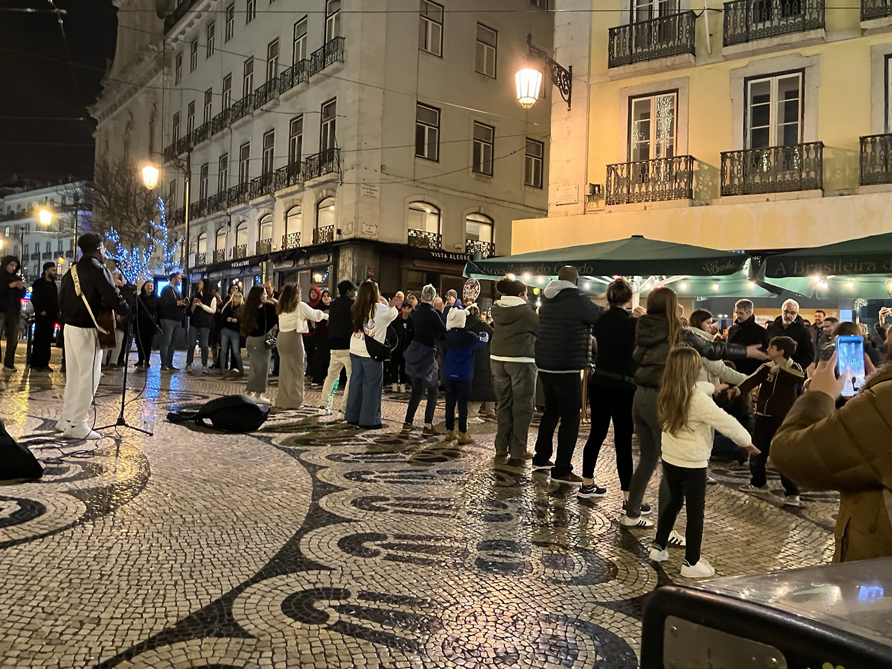 리스본 밤거리 춤.jpg
