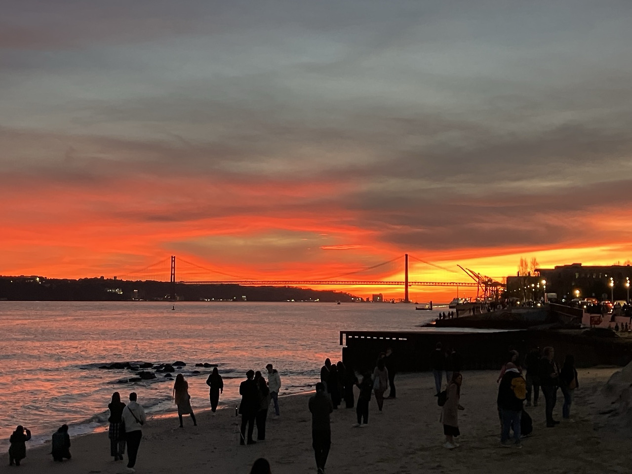 리스본 항구 석양.jpg