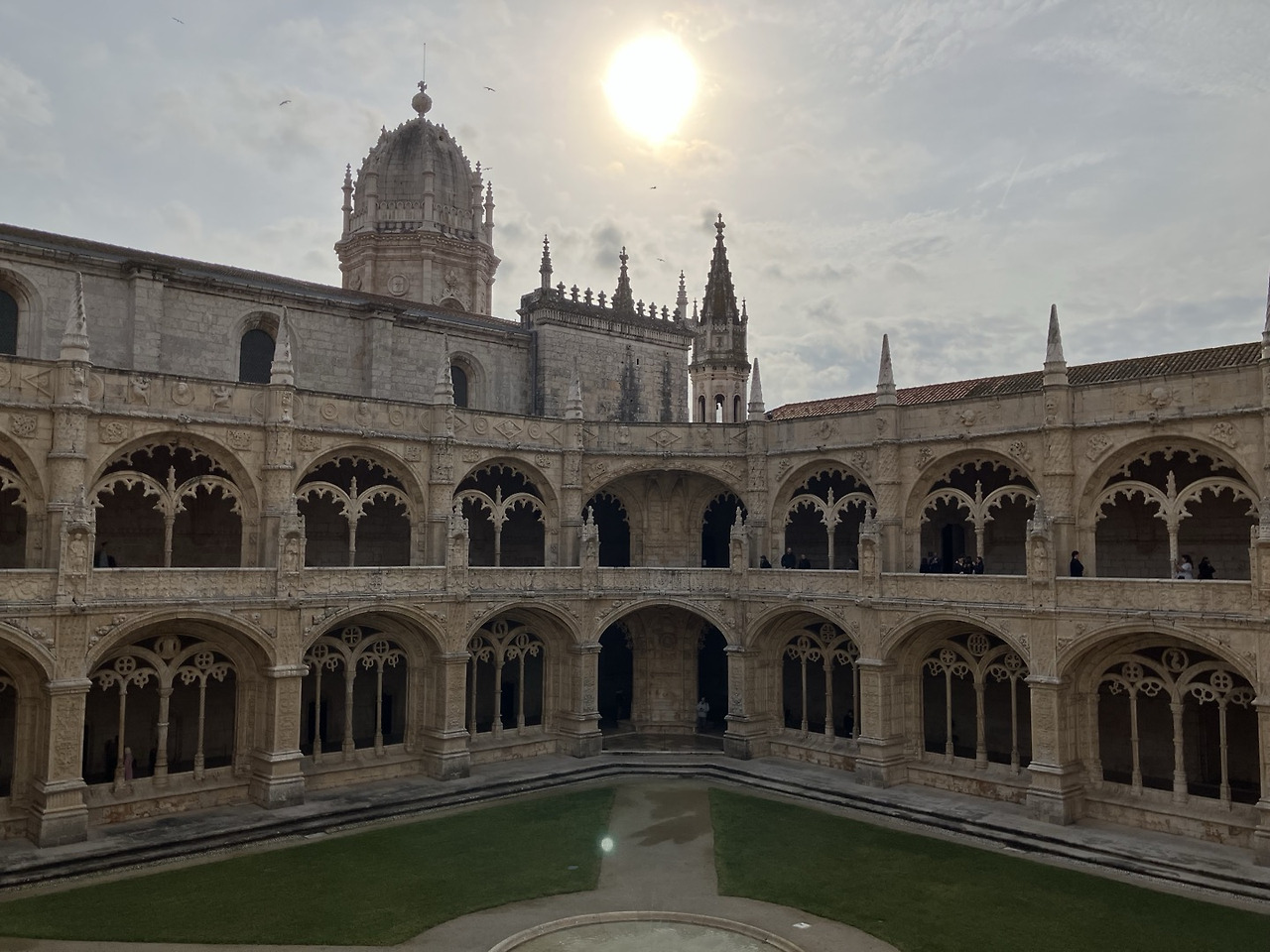 수도원 건물 전체.jpg