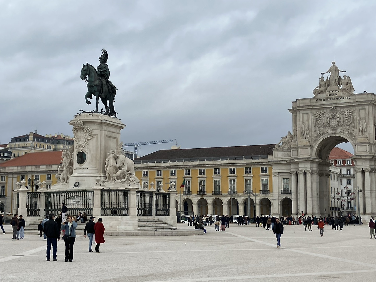 코메루시오 광장과 개선문.jpg