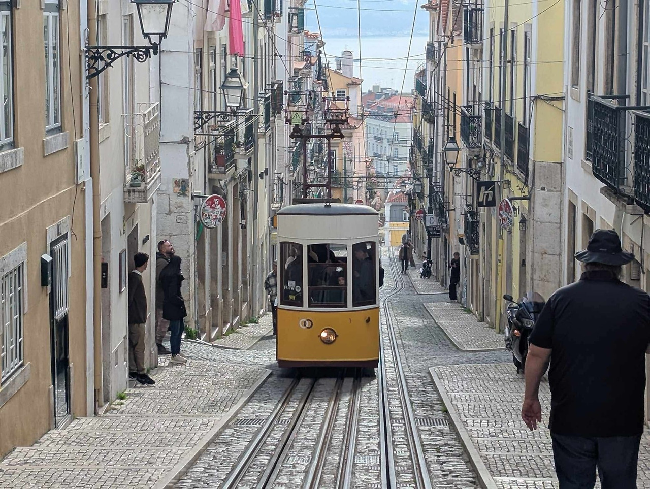 리스본 트램.jpg