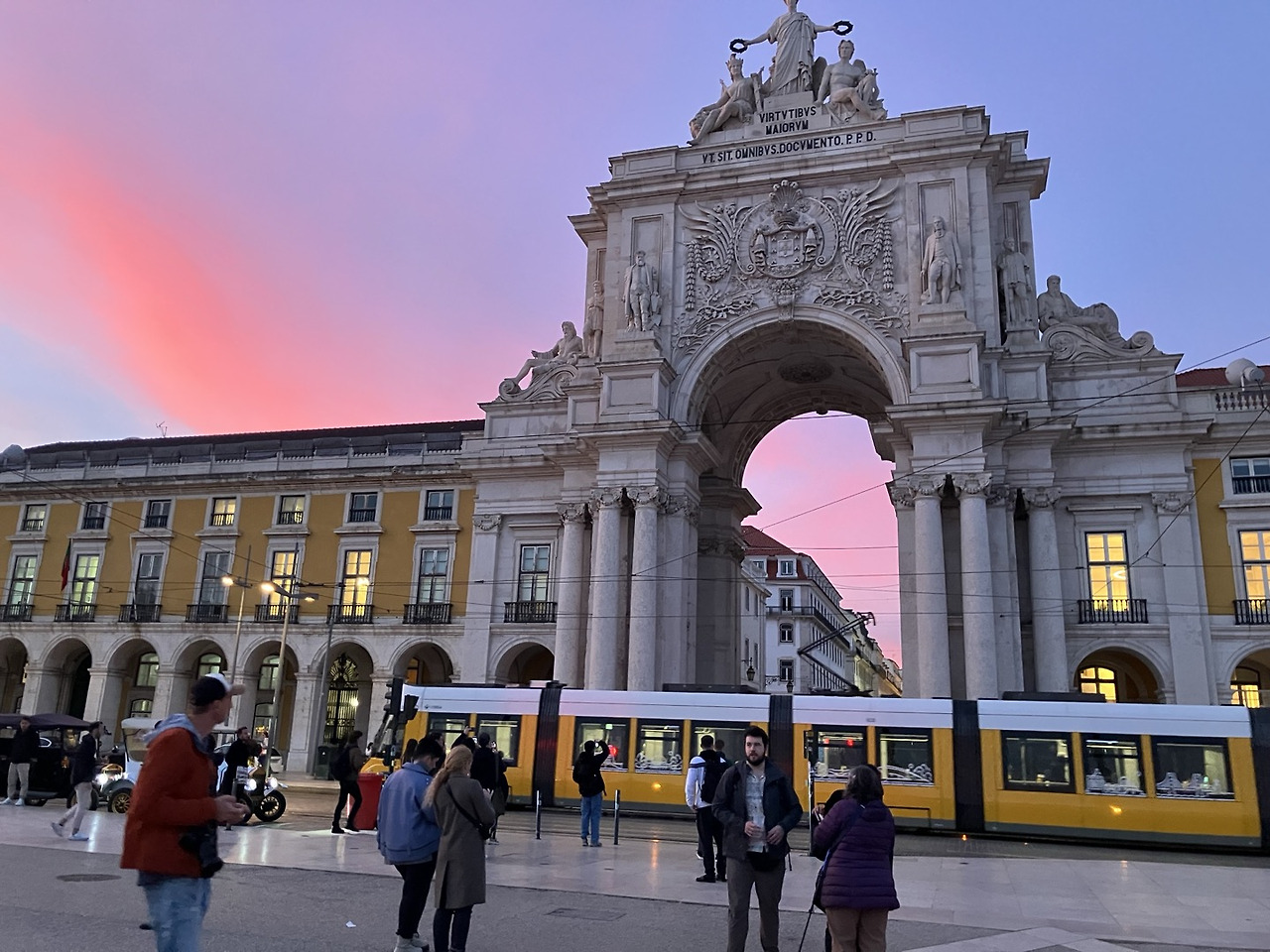 리스본 개선문, 트램.jpg