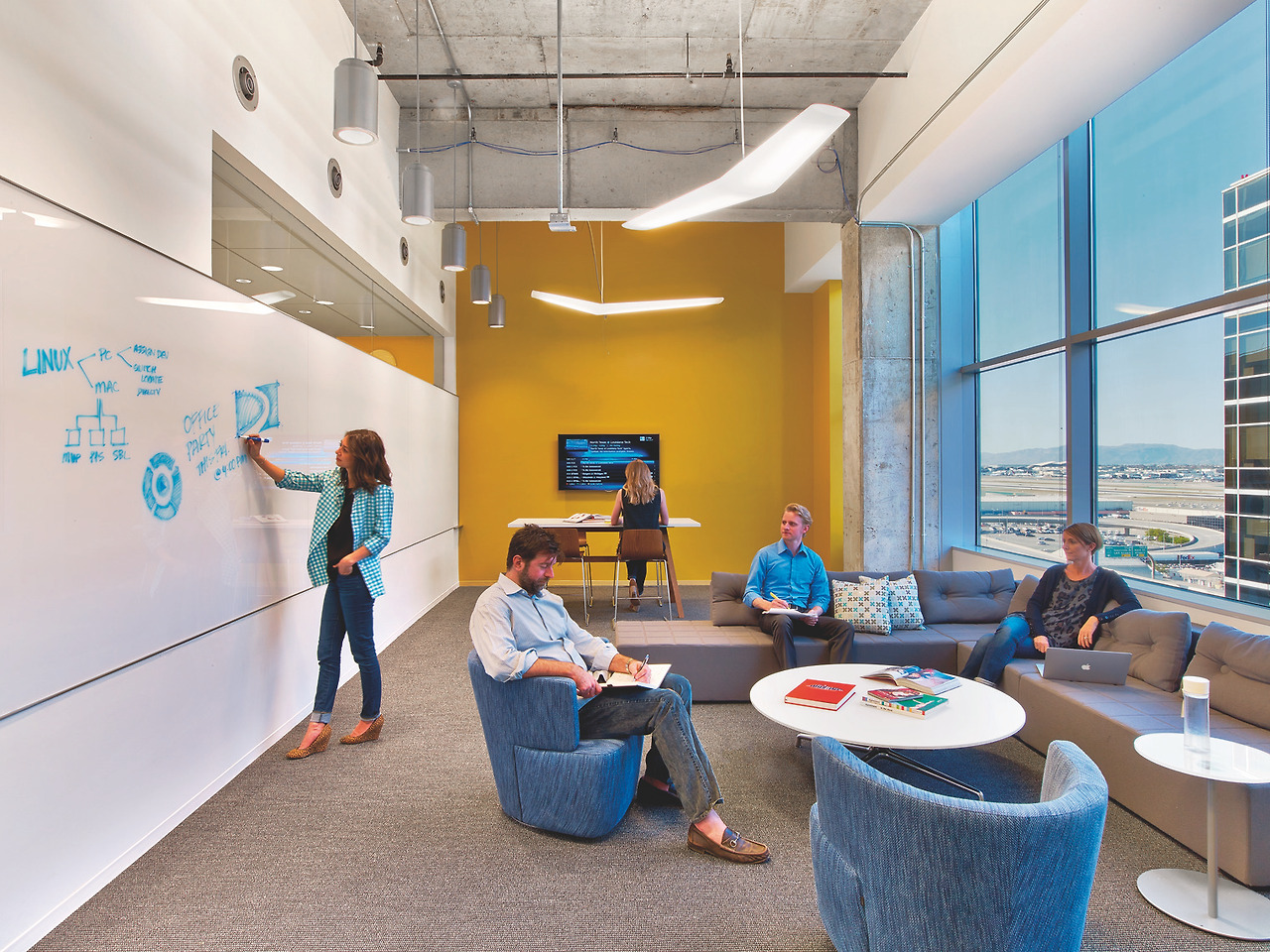 HOK-DirecTV-office-Photo-courtesy-HOK-Credit-Eric-Laignel-photographer (1).jpg