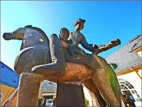 4.5 슐로스 요하니스베르그 전령 동상.jpg