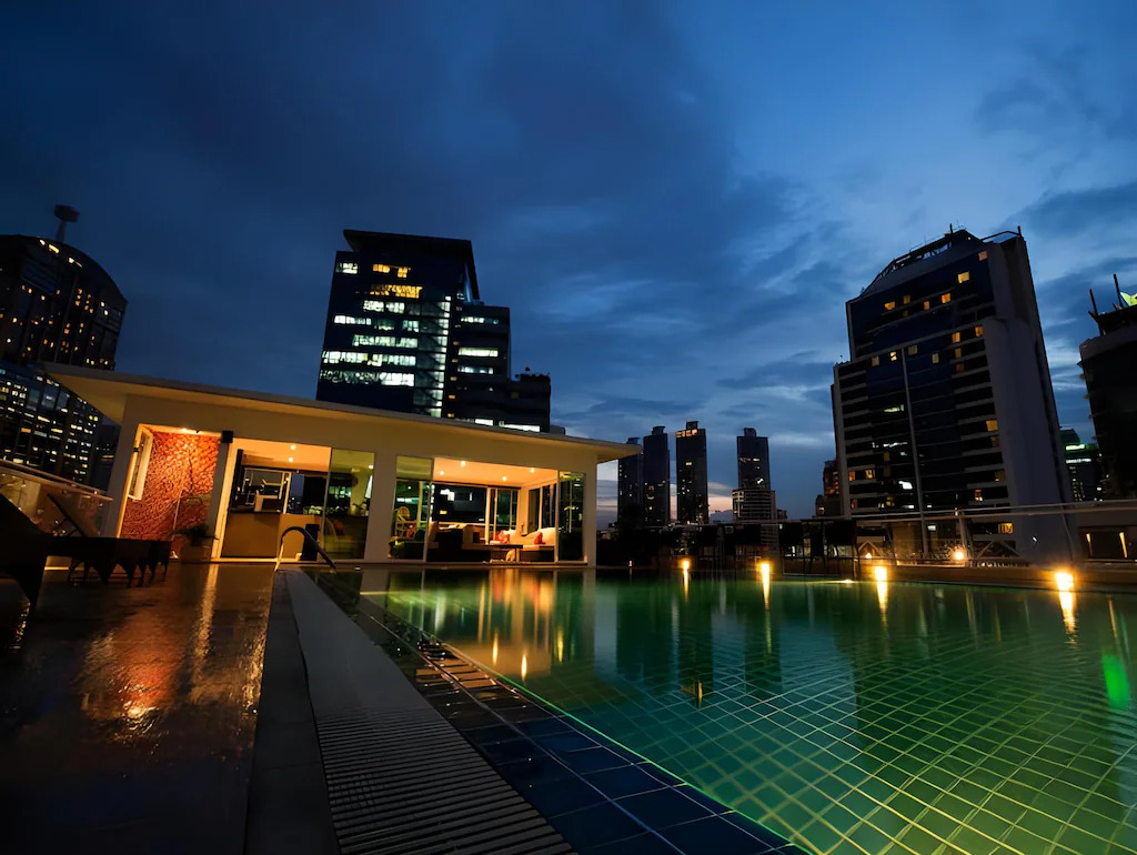 야간 수영장 전경.jpg