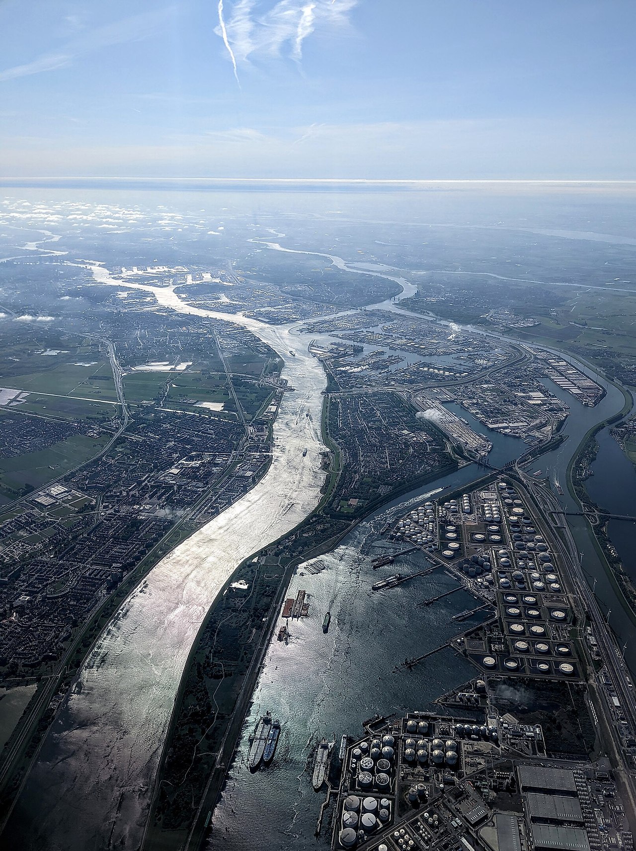 1614px-Europoort_Rotterdam_and_Nieuwe_Waterweg_of_the_Maas.jpg