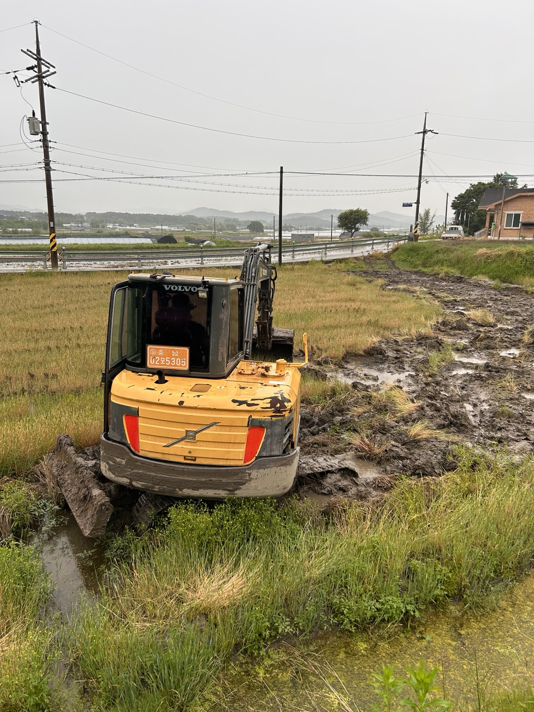 논 준비 포크레인.jpg