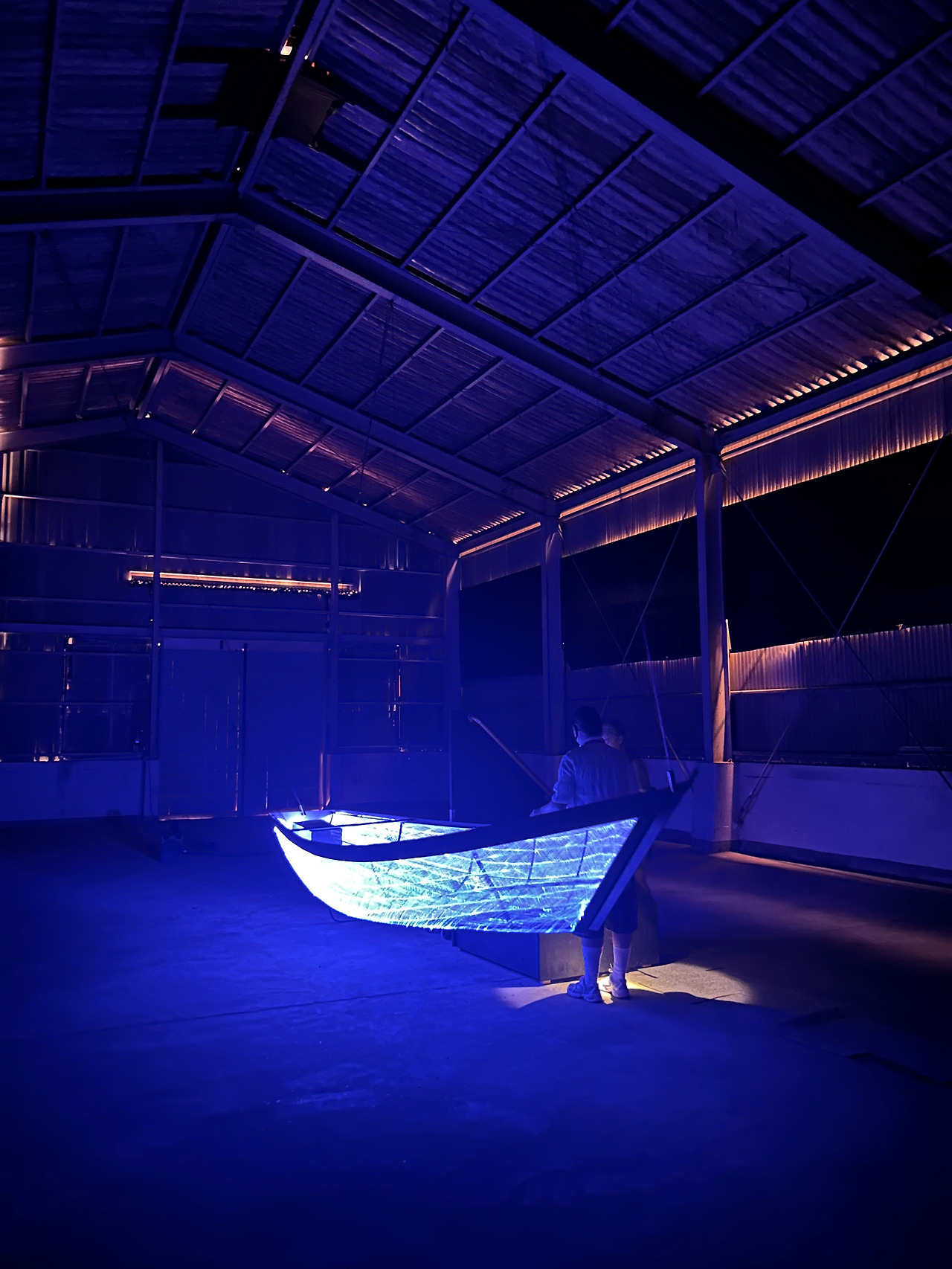 어둠을 가르는 배.jpg