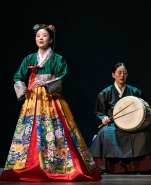 wits27_On_stage_a_woman_240706-1-dressed_in_a_traditional_Korean_hanbok__a11f12b7-5e06-4594-8c31-849.jpg