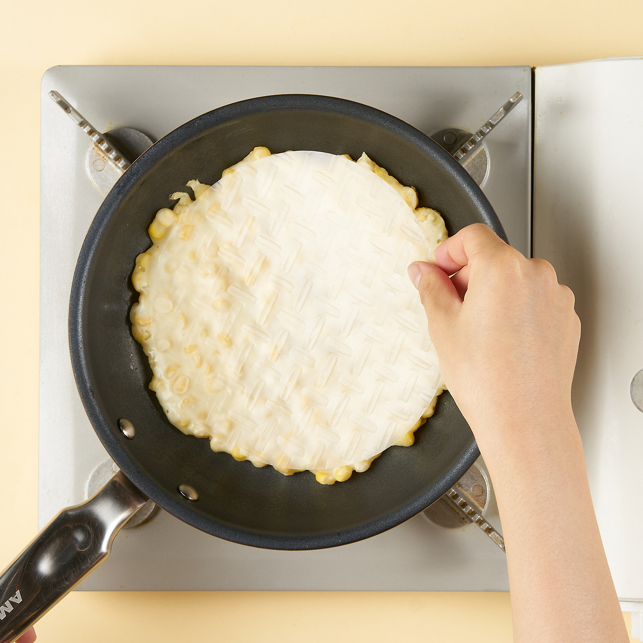 옥수수에 라이스페이퍼 얹기.jpg