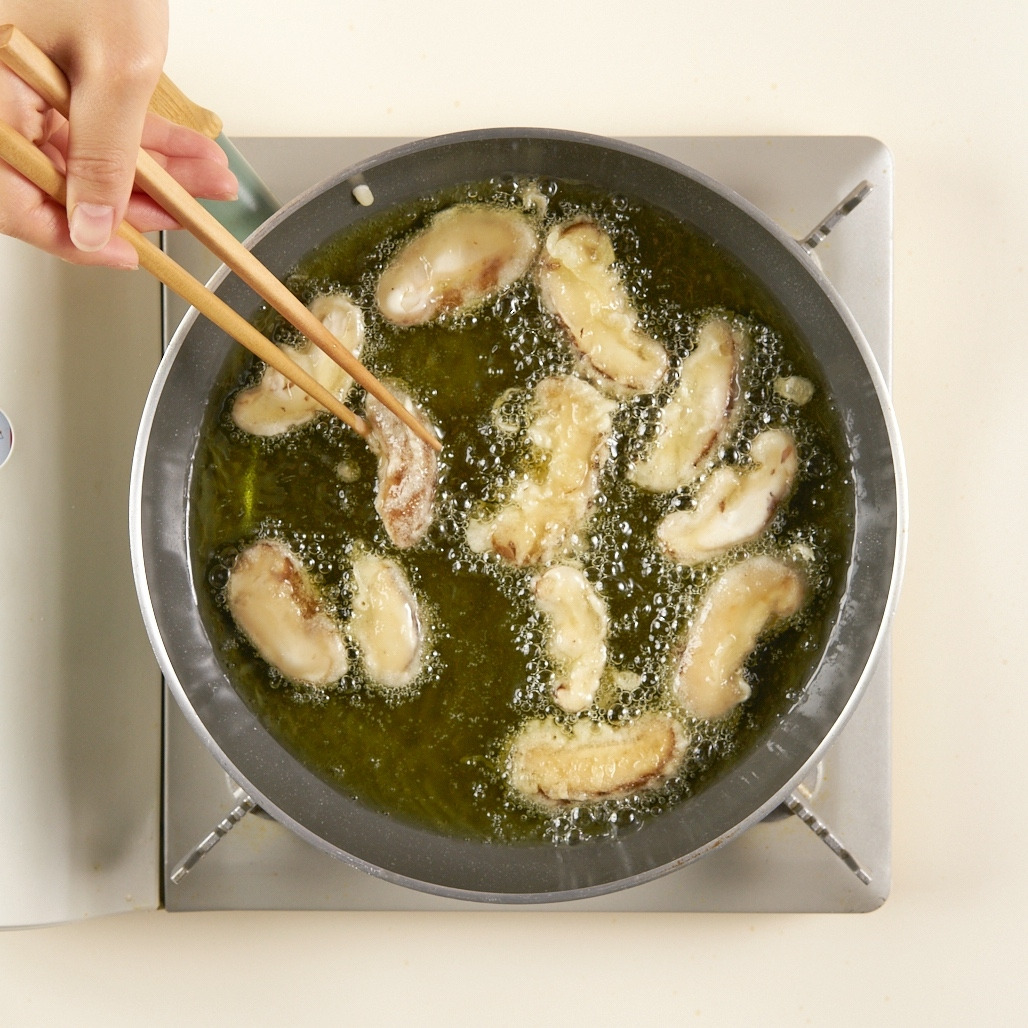 플랫폼_레시피_연두_연두순_표고탕수_과정3_a_톤 보정.jpg