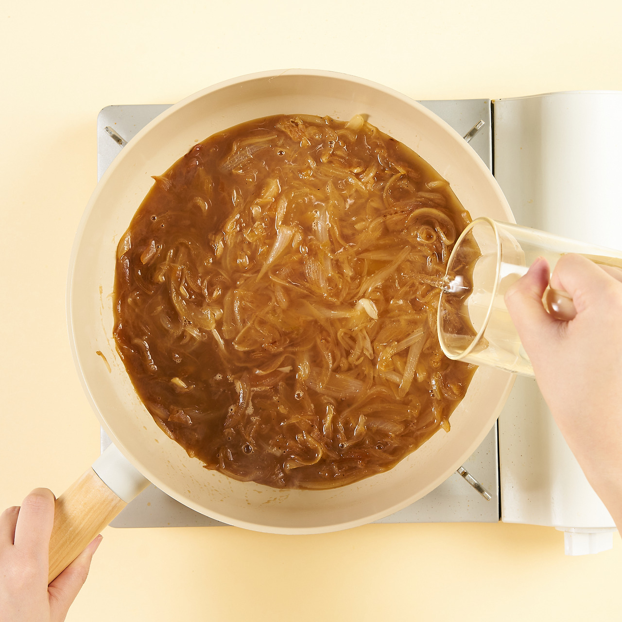 플랫폼_레시피_연두_연두순_프렌치어니언스프_과정 1.jpg