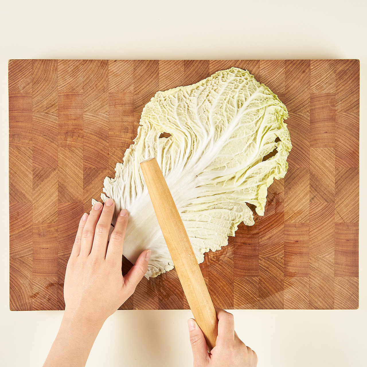 밀대로 배추 때리기.jpg