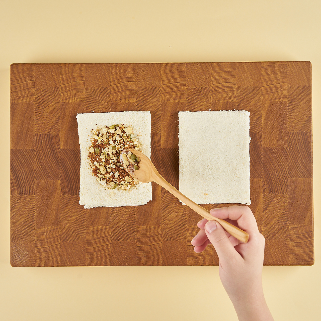 호떡 속 재료 식빵에 올리기.jpg