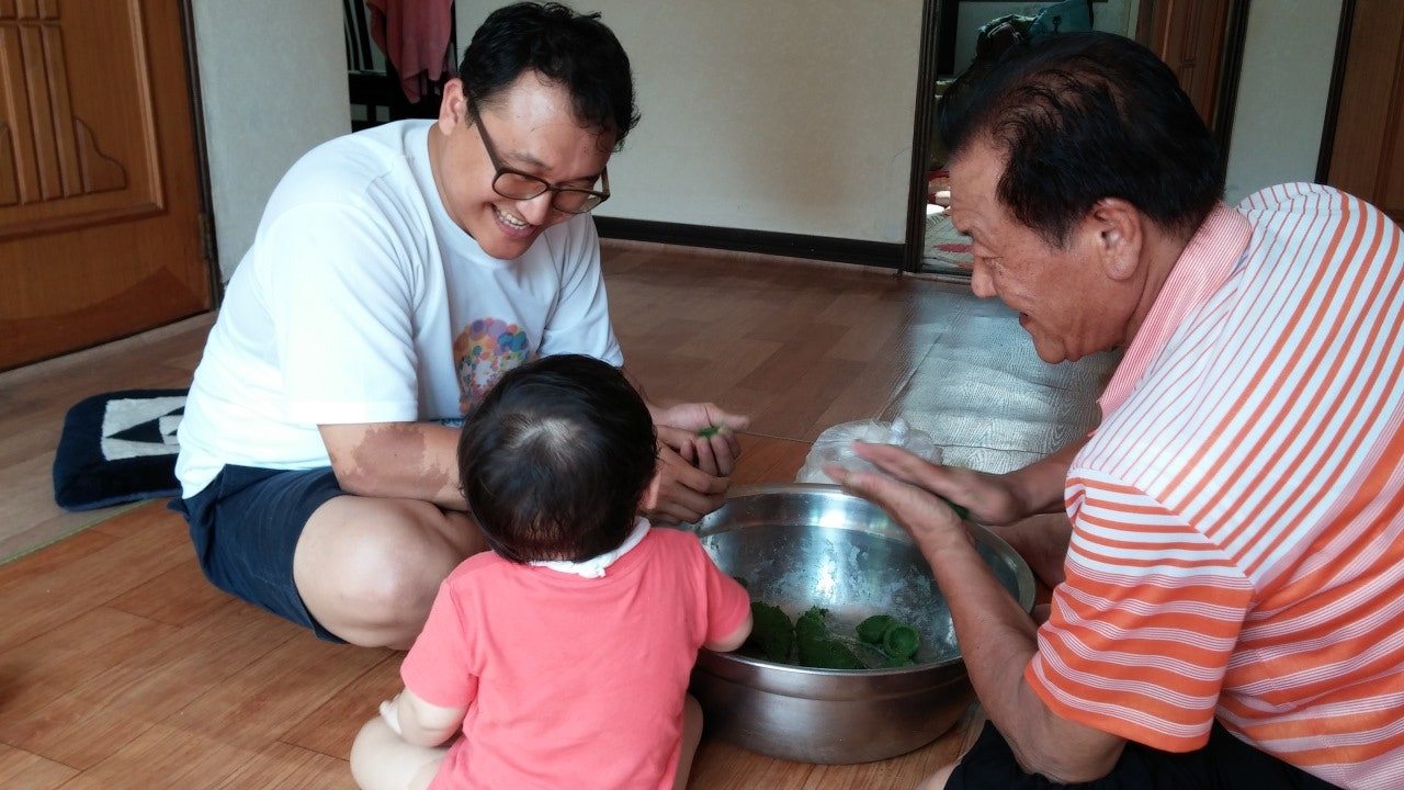 아버님과 떡 만들기.jpg