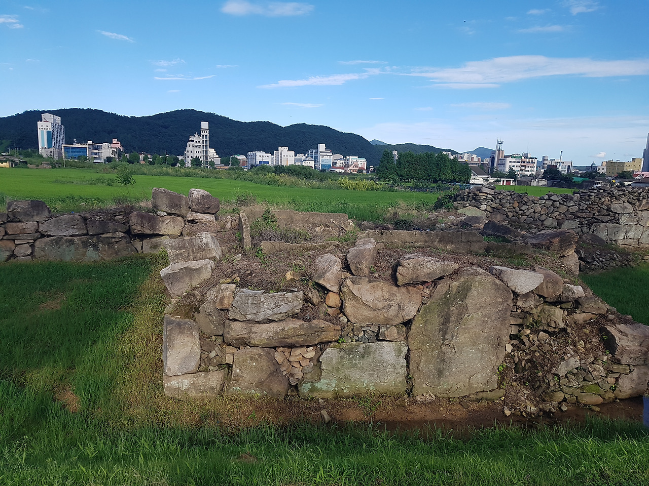 언양읍성 서쪽 거대 또는 치성부분- 위에 집터 흔적이 있다. 20230725_170734.jpg