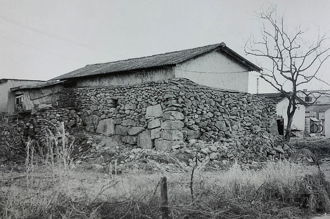 언양읍성 적대 치성위의 집-서문 남쪽성벽.jpg